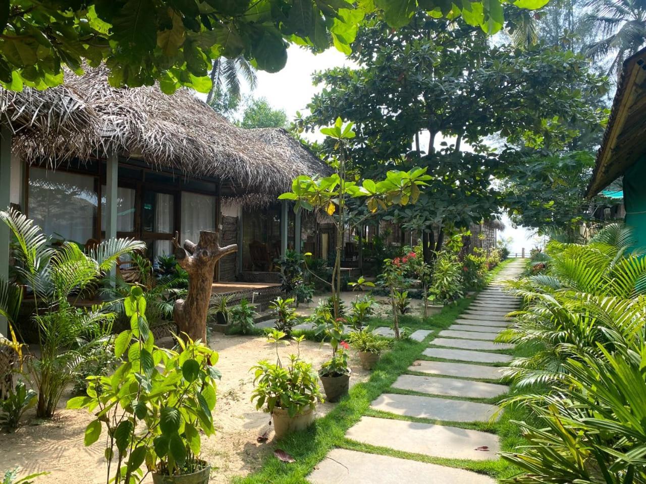 The Coast Beach Resort 아곤다 외부 사진